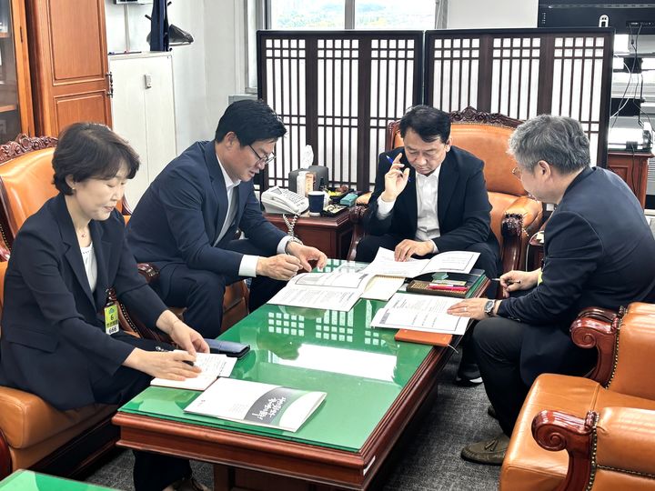 [원주=뉴시스] 구자열 원주시장(왼쪽에서 두번째)이 내년도 국비 확보를 위해 중앙부처와 국회를 잇달아 찾으며 지역 현안사업의 필요성을 설명하고 있다. (사진=원주시 제공) 2026.08.18. photo@newsis.com *재판매 및 DB 금지
