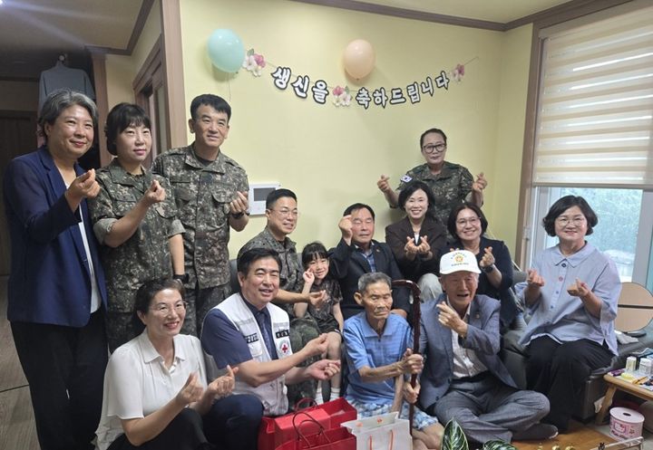 [보령=뉴시스] 전태수 어르신 자택 방문 기념촬영. (사진=보령시청 제공) 2026.08.18. photo@newsis.com *재판매 및 DB 금지