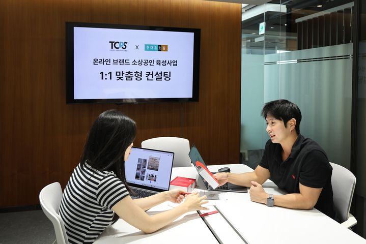 현대홈쇼핑은 소상공인 육성사업 'TOPS 프로그램' 2단계 참여 뷰티 소상공인 60개사를 선정했다고 18일 밝혔다. *재판매 및 DB 금지