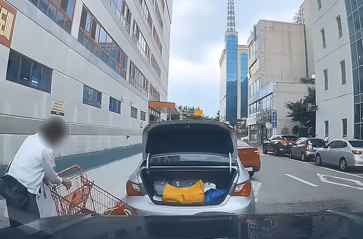 [서울=뉴시스] 마트 카트로 남의 차를 손상시킨 뒤 자리를 떠나버린 한 부부의 영상이 공개됐다. (사진 : '한문철TV' 유튜브 캡처) *재판매 및 DB 금지
