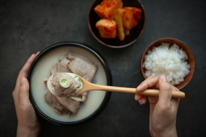 [서울=뉴시스] 밥그릇을 들어 올리지 않는 한국의 식습관이 해외에서 화제가 됐다. (사진=유토이미지)
