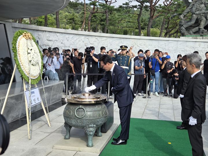 [서울=뉴시스]김민석 더불어민주당 대표가 18일 서울 동작구 국립서울현충원 현충탑을 참배했다. <2026.08.18.>photo@newsis.com. *재판매 및 DB 금지