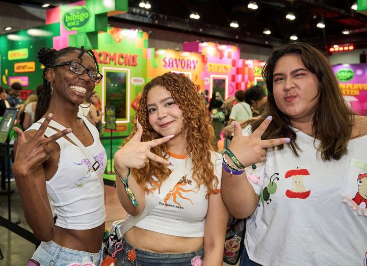 'KCON LA 2026'에 마련된 비비고 부스 앞에서 관람객들이 포즈를 취하고 있다. (사진=CJ제일제당 제공) *재판매 및 DB 금지