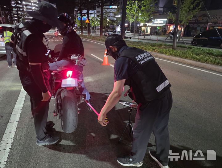 광복절 전야 '이륜차 폭주족' 단속…불법 개조 등 79건 적발