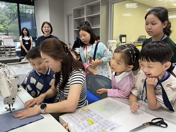 [서울=뉴시스] 영원무역그룹 임직원 자녀 초청 프로그램 Bring Your Kids to Work. (사진=영원무역그룹 제공) *재판매 및 DB 금지