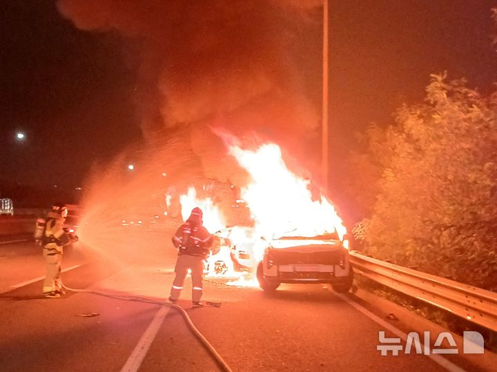 [인천=뉴시스] 18일 오전 인천 계양구 노오지동 수도권제1순환고속도로 계양IC에서 김포TG 방면 도로에서 추돌사고가 난 차량에 불이 나 소방당국이 진화 작업을 하고 있다. (사진=인천소방본부 제공) 2026.08.18. photo@newsis.com
