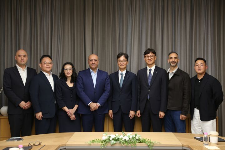[서울=뉴시스] 신한투자증권과 구글 클라우드 양사 경영진은 지난달 27일 서울 여의도 신한투자증권 본사에서 만나 금융 에이전트 생태계 조성 및 AI 거버넌스·보안 강화를 위한 장기적 협업 방안을 논의했다. (왼쪽부터) 노현빈 신한투자증권 AX기획부 부서장, 한일현 신한투자증권 AX본부장, 루스 선 구글 클라우드 코리아 사장, 카란 바좌(Karan Bajwa) 구글 클라우드 아태지역 총괄, 이선훈 신한투자증권 대표, 이재성 신한투자증권 경영지원그룹장,모에 압둘라(Moe Abdula) 구글 클라우드 아태지역 커스터머 엔지니어링 부문 부사장, 우영진 구글 클라우드 코리아 엔터프라이즈 세일즈 매니저. (사진=구글클라우드 제공) *재판매 및 DB 금지