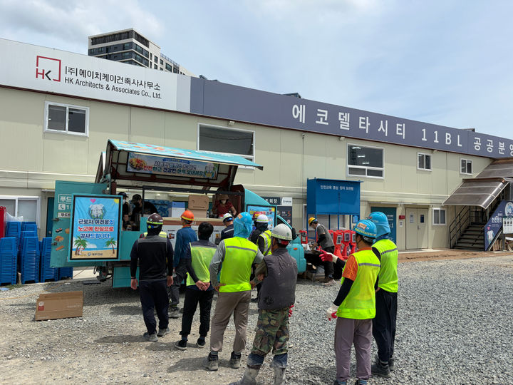 [서울=뉴시스]에코델타시티푸르지오트레파크현장에 대우건설 뿌듯트럭이 방문했다. (사진=대우건설 제공) 2026. 8. 18. *재판매 및 DB 금지