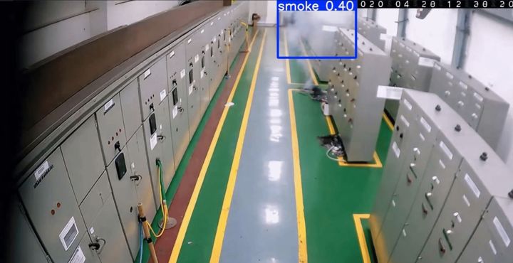 NPU기반의 Vision AI 모델이 산업현장 전기실 화재 영상에서 연기를 감지하고 있다. (사진=포스코DX 제공) *재판매 및 DB 금지