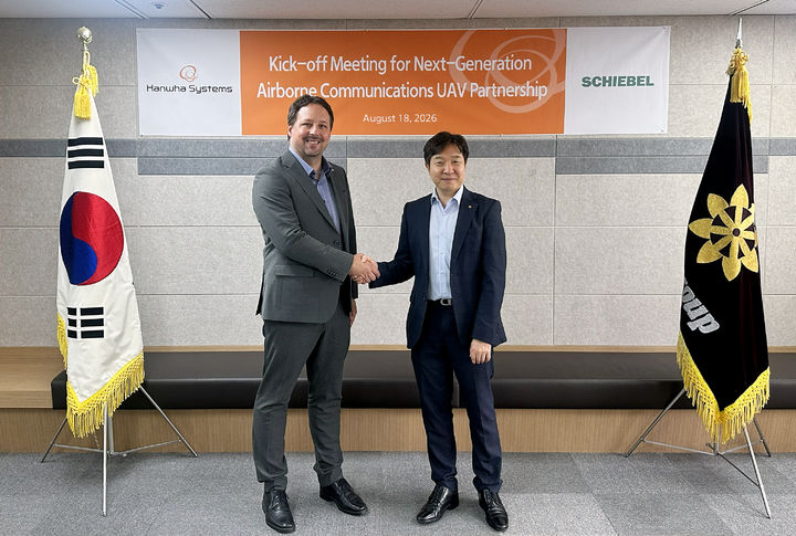 [서울=뉴시스] 한화시스템이 18일 오스트리아 무인기 전문기업 '쉬벨'과 차세대 공중 통신용 무인항공기 협업 관련 킥오프 미팅을 가졌다. 오른쪽부터 장보섭 한화시스템 C5ISR사업센터장, 마이클 쉴러(Michael Schiller) 쉬벨 함탑재서북도서 사업총괄 PM 겸 쉬벨 코리아 지사장. (사진=한화시스템 제공) photo@newsis.com *재판매 및 DB 금지