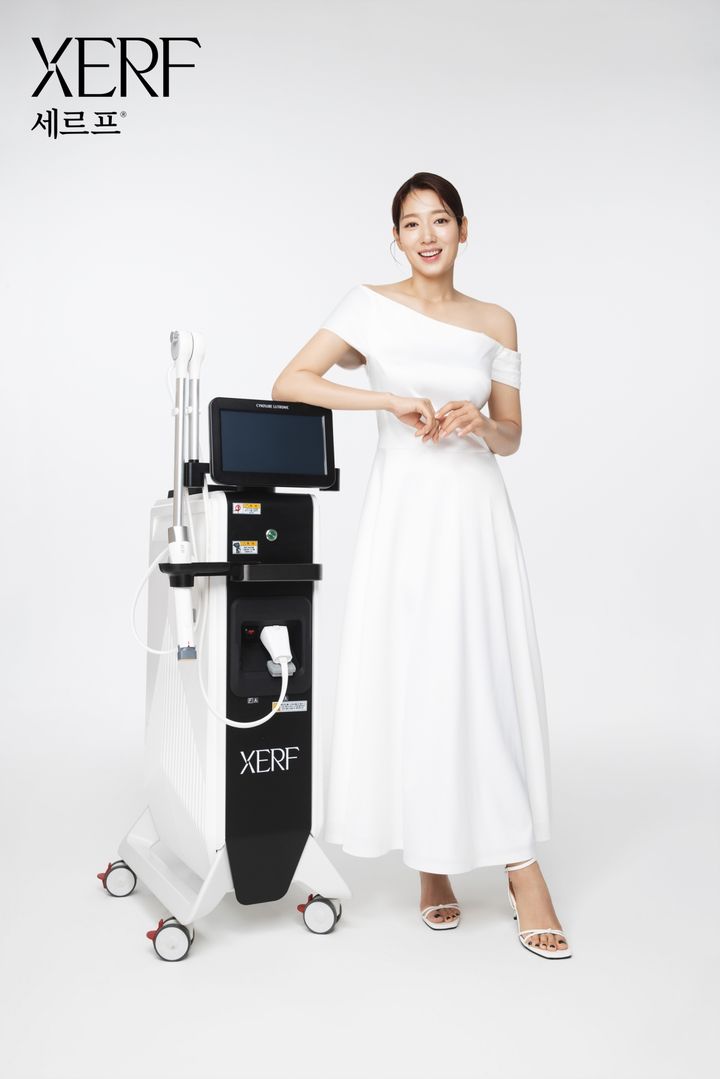 [서울=뉴시스] 사이노슈어 루트로닉은 박신혜와 함께 듀얼 모노폴라 고주파(RF) 의료기기 세르프(XERF)'의 신규 캠페인 '나만의 깊이를 찾다, 파인드 마이 세르프(Find My XERF)'를 론칭했다고 18일 밝혔다. (사진=사이노슈어 루트로닉 제공) 2026.06.18. photo@newsis.com *재판매 및 DB 금지