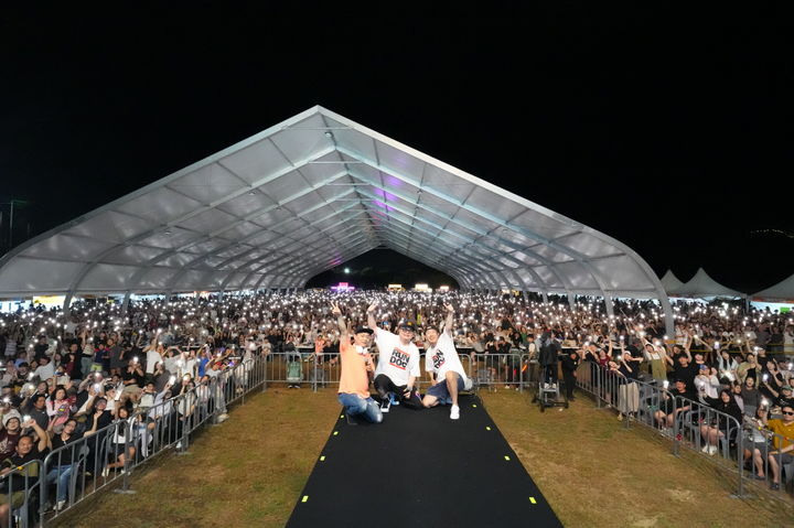 [공주=뉴시스] DJ DOC가 무대에 오르자 관객들은 힙합 리듬에 맞춰 모두가 팔을 흔들며 열광했다. (사진=공주시) 2026.08.18. photo@newsis.com. *재판매 및 DB 금지