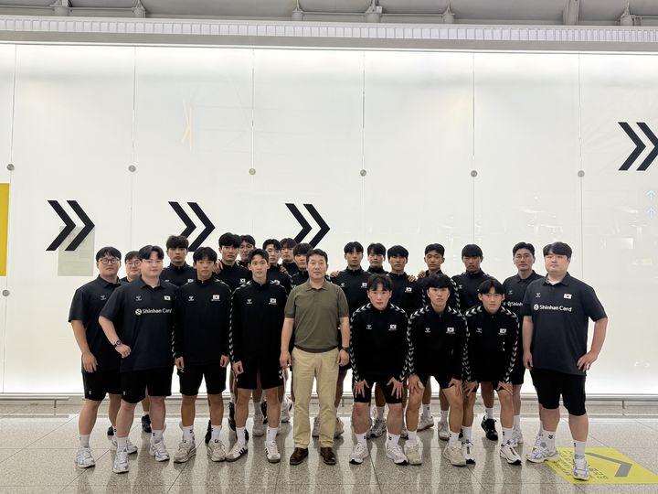 [서울=뉴시스] 한국 남자 청소년(18세 이하) 핸드볼 대표팀, 제11회 아시아남자청소년선수권대회 위해 18일 요르단으로 출국. (사진=대한핸드볼협회 제공) *재판매 및 DB 금지