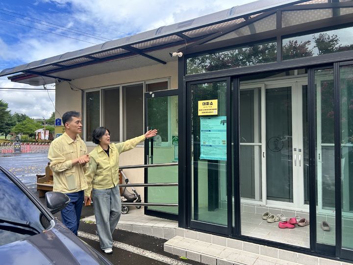 [창녕=뉴시스] 안지율 기자 = 이도완 창녕군 부군수가 산사태 취약지역 대피소를 점검하고 있다. (사진= 창녕군 제공) 2026.08.18. photo@newsis.com *재판매 및 DB 금지