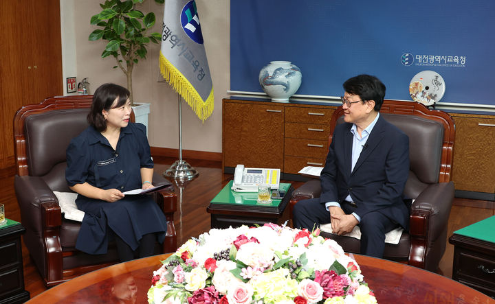 [대전=뉴시스] 오른쪽부터 오석진 대전시교육감과 정혜주 시민기자. (사진=대전시교육청 제공)22026.08.18. photo@newsis.com *재판매 및 DB 금지