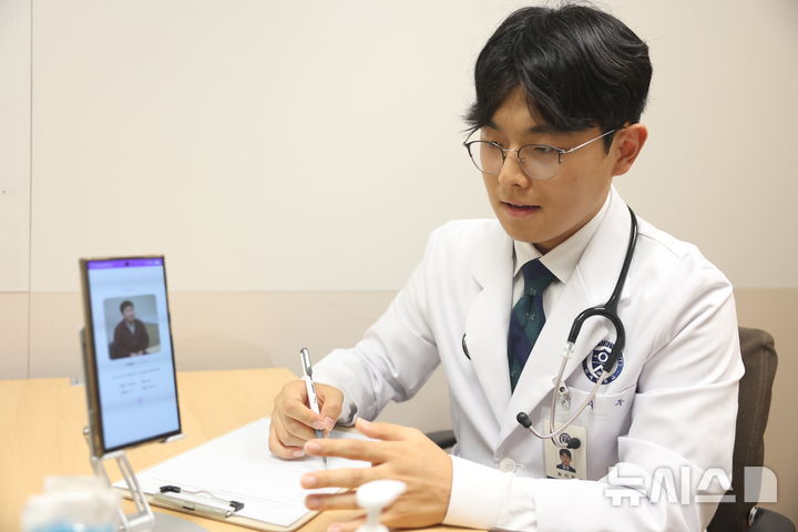 [서울=뉴시스] CPX-MATE를 활용해 실기시험을 준비하는 모습. (사진= 세브란스병원 제공)