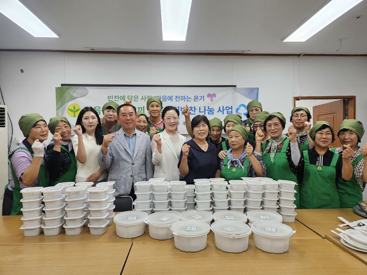 [산청=뉴시스] 산청군새마을회 ‘마음 든든, 한 끼 가득’ 사업 추진 기념 (사진=산청군 제공) 2026. 08. 18. photo@newsis.com *재판매 및 DB 금지