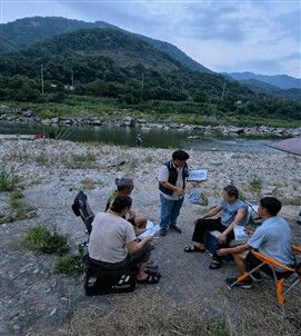 [산청=뉴시스] 산청군 야간 다슬기 채취 안전점검 (사진=산청군 제공) 2026. 08. 18. photo@newsis.com *재판매 및 DB 금지