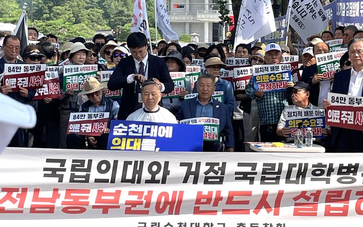 [순천=뉴시스] 18일 오전 서울 청와대 앞에서 '순천대 의대·대학병원 설립 전남 동부권 범시민추진위원회'가 동부건 의대 설립을 촉구하는 집회를 하고 있다. 김문수 국회의원이 삭발하고 있다. (사진=독자 제공) 2026.08.18. photo@newsis.com *재판매 및 DB 금지