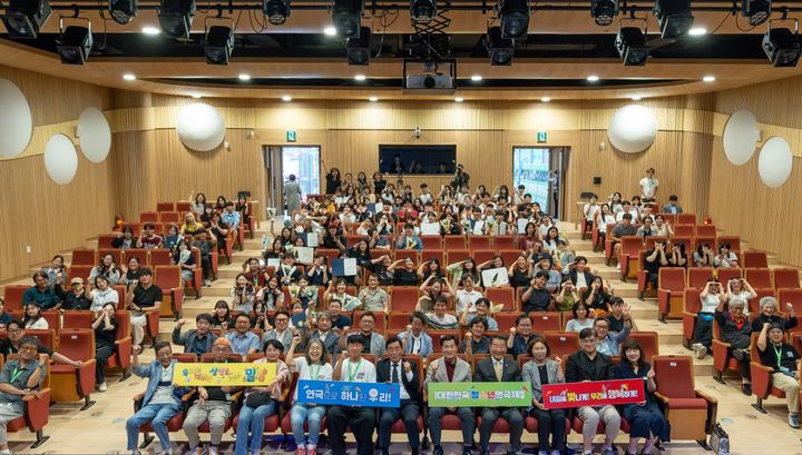[밀양=뉴시스] 대한민국 청소년연극제 폐막식에서 기념촬영을 하고 있다. (사진=밀양시 제공) 2026.08.18. photo@newsis.com *재판매 및 DB 금지
