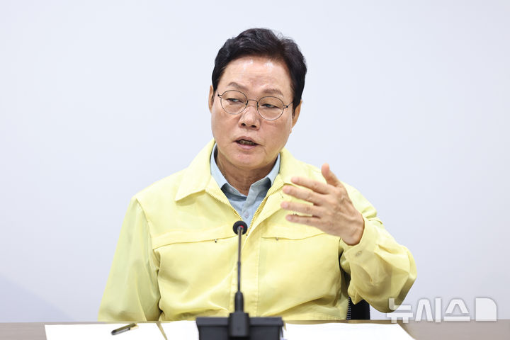 [창원=뉴시스]박완수 경남도지사가 18일 오전 도청 도정회의실에서 집중호우 관련 비상대책회의를 주재하고 있다.(사진=경남도 제공) 2026.08.18. photo@newsis.com