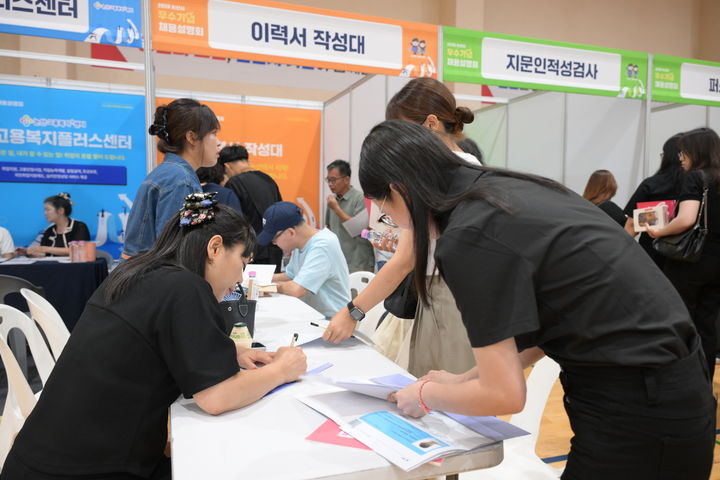 [논산=뉴시스]국민체육센터 3층 실내체육관에서 열린 '2026 논산시 우수기업 채용설명회' 모습. 2026. 08. 18 photo@newsis.com *재판매 및 DB 금지