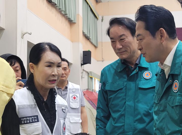 [창원=뉴시스]왼쪽 첫번째는 박희순 경남적십자사회장. 오른쪽 첫번째부터 장동혁 국민의힘 당 대표, 서일준 국회의원(거제).(사진=경남적십자사 제공) 2026.08.18.photo@newsis.com *재판매 및 DB 금지