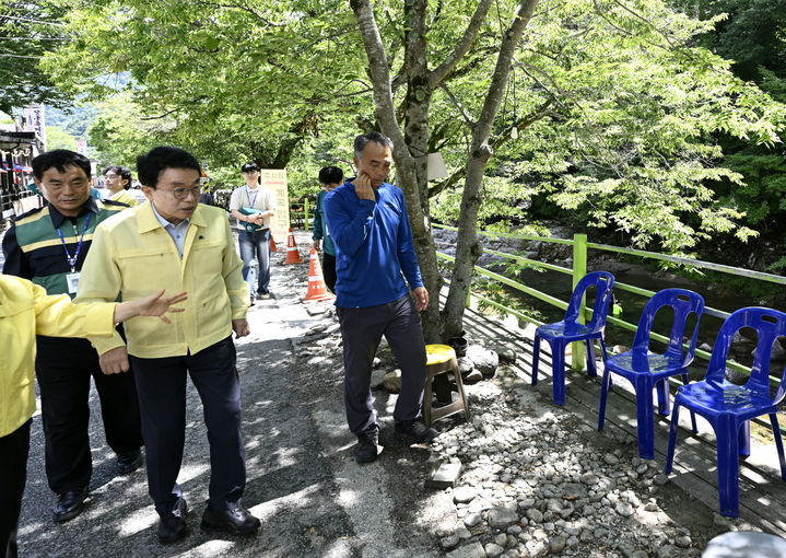 [남원=뉴시스] 오는 9월까지 남원시의 민생현안을 직접 챙기며 해결하겠다는 양충모 시장이 산내면 만수천을 찾아 하천·계곡의 불법 점용시설 정비상황을 살피고 있다. *재판매 및 DB 금지
