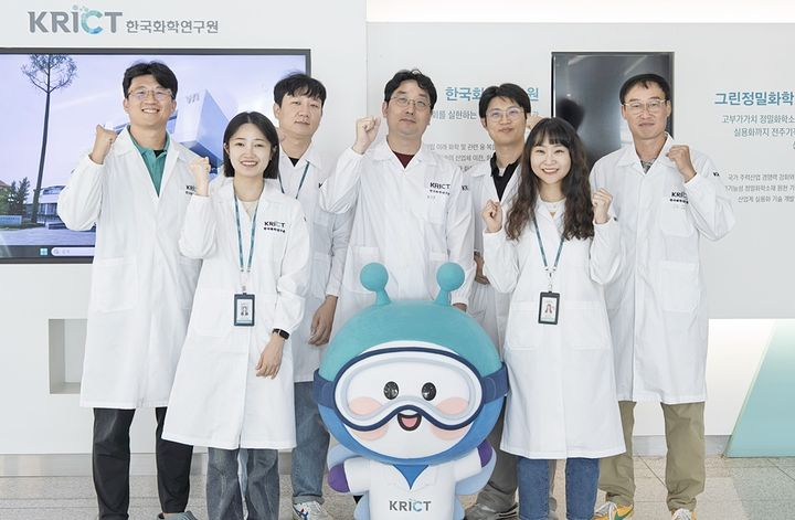 [대전=뉴시스] 불에 강하면서도 다 쓴 뒤에는 재활용이 가능한 난연 복합소재를 개발한 화학연구원 연구진.(사진=화학연구원 제공) *재판매 및 DB 금지