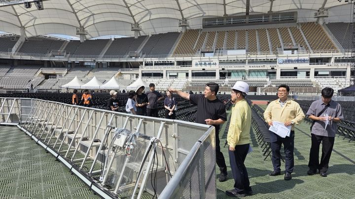 [고양=뉴시스] 김규식 경기도 안전관리실장 등이 18일 고양종합운동장을 찾아 현장을 점검 하고 있다. (사진=경기도 제공) 2026.08.18. photo@newsis.com *재판매 및 DB 금지