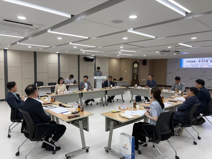 [부산=뉴시스] 부산도시공사는 최근 공사 BMC홀에서 한국전기공사협회 부산시회, 한국전기기술인협회 부산시회를 초청해 '전기분야 유관기관 초청 지역경제·전기산업 상생발전 간담회'를 열었다. (사진=부산도시공사 제공) 2026.08.18. photo@newsis.com *재판매 및 DB 금지
