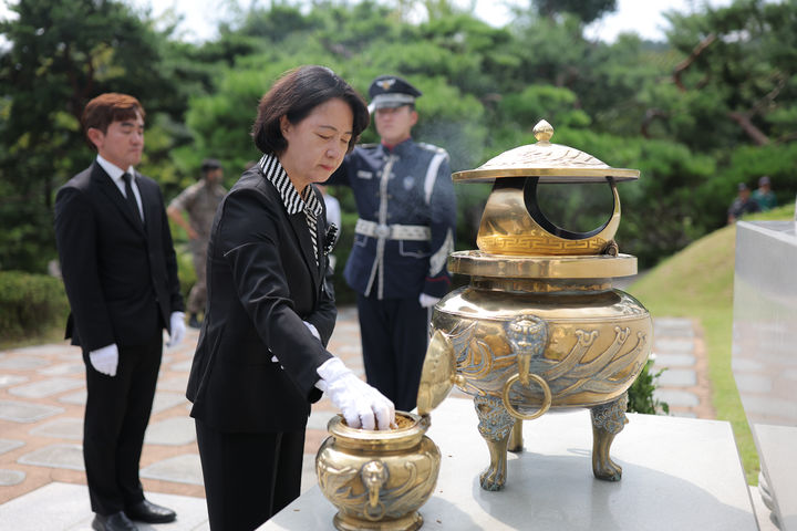 [수원=뉴시스] 추미애 경기도지사가 18일 오전 국립서울현충원 현충관에서 열린 김대중 前 대통령 서거 17주기 추모식에서 분향을 하고 있다. (사진=경기도 제공) 2026.08.18. photo@newsis.com *재판매 및 DB 금지