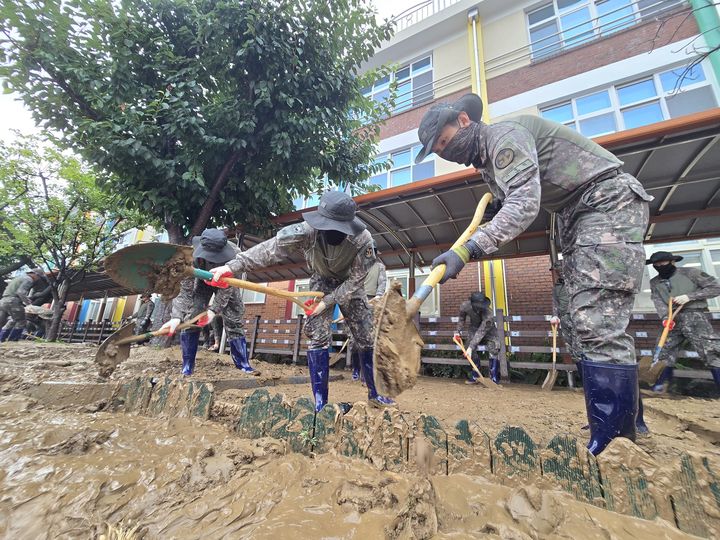 [서울=뉴시스] 육군 제39보병사단 장병들이 18일 경남 거제시 장평초등학교에서 집중호우로 쌓인 토사와 잔해물을 제거하며 학교시설을 복구하고 있다. (사진=육군 제공) 2026.08.18. photo@newsis.com *재판매 및 DB 금지