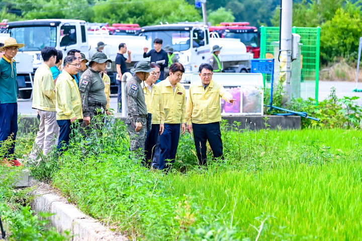 [함안=뉴시스]15일 차석호 함안군수가 가뭄 극복을 위해 농업용수 공급상황을 살피고 있는 모습.(사진=함안군 제공) 2026.08.18.photo@newsis.com *재판매 및 DB 금지