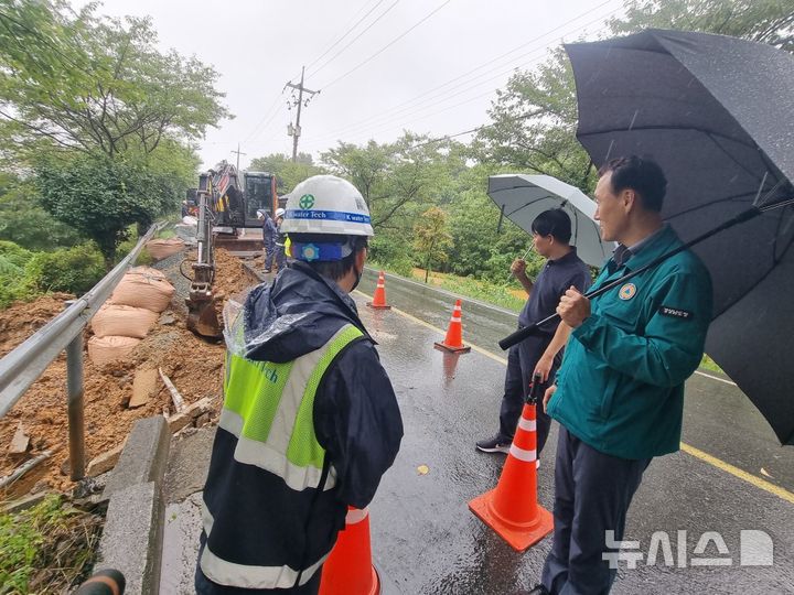 [거제=뉴시스]경남도 이재철(맨 오른쪽) 환경산림국장이 지난 17일 거제시 둔덕면 일원 도로 매설 상수관로 파손 현장을 찾아 응급복구 현황을 점검하고 있다.(사진=경남도 제공) 2026.08.18. photo@newsis.com