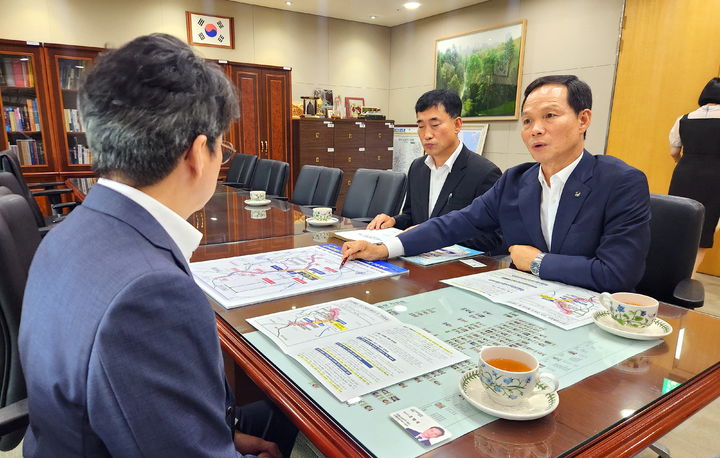 [음성=뉴시스] 조병옥(오른쪽) 충북 음성군수가 18일 국토교통부에서 홍지선 제2차관을 만나 중부내륙철도 지선 5차 국가철도망 구축계획 최종 반영의 필요성을 말하고 있다. (사진=음성군 제공) 2026.08.18. photo@newsis.com *재판매 및 DB 금지