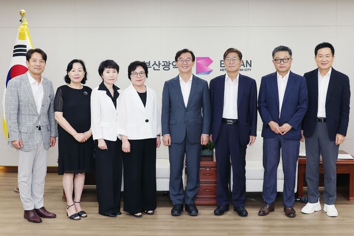 [부산=뉴시스] 18일 오전 부산시청 의전실에서 전재수 부산시장(오른쪽 네번째)과 김좌관 국가물관리위원장(오른쪽 세번째) 등 지역 시민단체 관계자들이 부산의 안전한 먹는 물 확보를 위한 취수원 다변화 방안을 논의했다. (사진=부산시 제공) 2026.08.18. photo@newsis.com *재판매 및 DB 금지