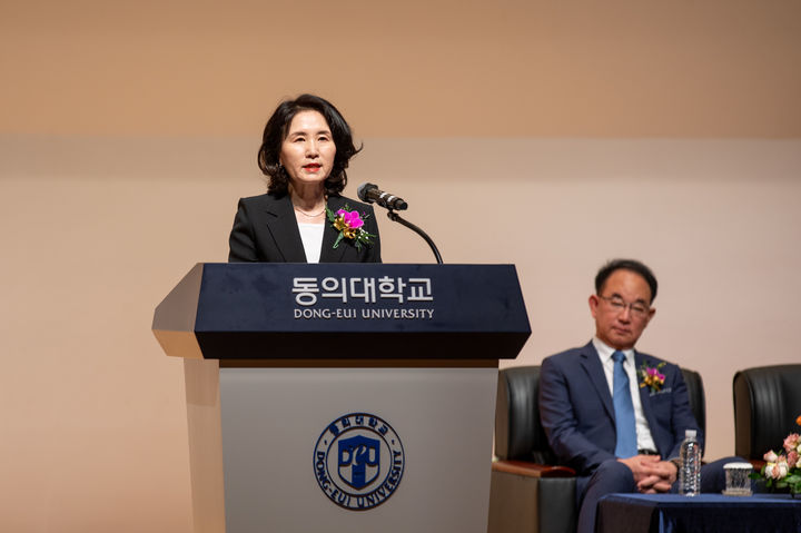 [부산=뉴시스] 동의대학교는 18일 부산 부산진구 대학 내 국제관 석당아트홀에서 제14대 전경란 신임 총장의 취임식을 열었다. (사진=동의대 제공) 2026.08.18. photo@newsis.com *재판매 및 DB 금지