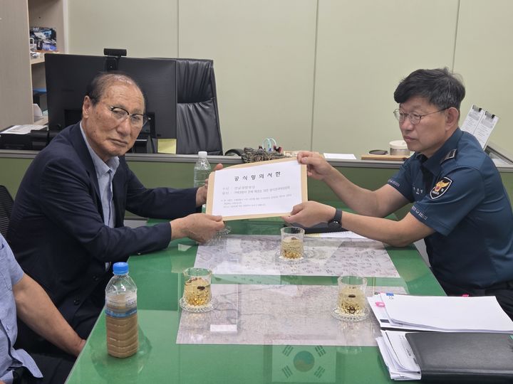 [거제=뉴시스] 신정철 기자= 박봉휘(더불어민주당, 거제2) 경남도의원은 18일, 배호명 위원장을 비롯한 ‘거제경찰서 문제해결을 위한 범시민대책위원회’ 관계자들과 경남경찰청을 방문해 항의서한을 전달하고 거제경찰서 연초면 이전·신축 결정의 공정한 재검증을 촉구했다.사진은 항의서한 전달 모습.(사진=박봉휘도의원실 제공).2026.08.18. photo@newsis.com *재판매 및 DB 금지