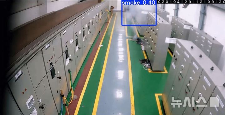 [포항=뉴시스] 안병철 기자 = NPU기반의 Vision AI 모델이 산업현장 전기실 화재 영상에서 연기를 감지하고 있다.(사진=포스코DX 제공) 2026.08.18. photo@newsis.com