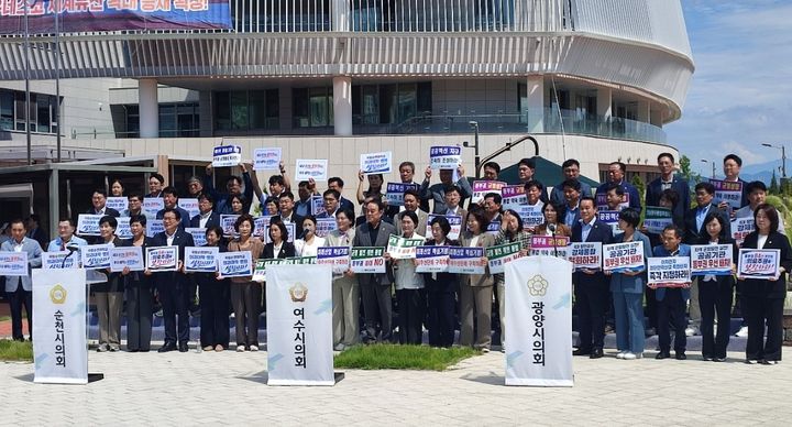 [순천=뉴시스] 전남광주 여수·순천·광양시 등 3개 시의회가 18일 동부청사에서 동부권 대학병원 설립 등 실질적 균형성장을 촉구하는 공동성명을 발표하고 있다. (사진=독자 제공) 2026.08.18. photo@newsis.com *재판매 및 DB 금지