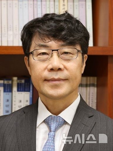 [서울=뉴시스] 조희대 대법원장이 18일 이흥구 대법관 후임으로 김성수 서울고법 부장판사(57·사법연수원 24기)를 임명제청했다. 사진은 김 부장판사. (사진=대법원 제공) 2026.08.18. photo@newsis.com