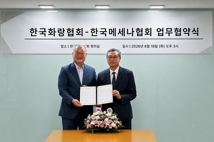 윤영달 한국메세나협회 회장 (왼쪽)과 이성훈 한국화랑협회 회장(오른쪽)이 업무협약(MOU) 체결 후 기념촬영을 하고 있다. 사진=(사)한국화랑협회 제공. *재판매 및 DB 금지