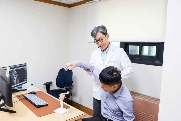 [서울=뉴시스] 19일 의료계에 따르면 석회성건염은 어깨 관절을 움직이는 회전근개 힘줄에 석회가 침착되면서 통증과 염증을 일으키는 질환이다. (사진=세란병원 제공) 2026.08.18. photo@newsis.com *재판매 및 DB 금지