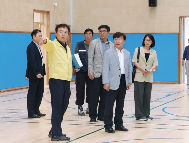 [수원=뉴시스] 남종섭 경기도의회 의장은 18일 내달 개교를 앞둔 용인시 기흥중학교를 찾아 준비 상황 등을 점검하고 있다. (사진=경기도의회 제공) 2026.08.18. photo@newsis.com *재판매 및 DB 금지