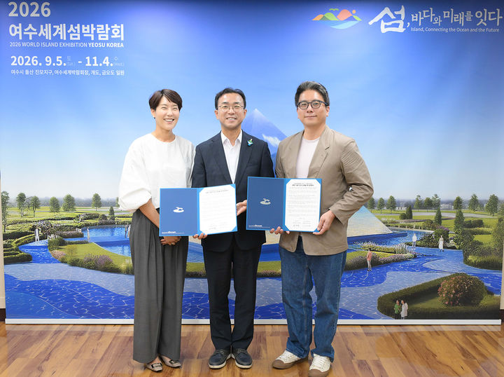 [여수=뉴시스] 18일 전남광주 여수시청에서 허영만 기념관 조성을 위한 업무협약 체결후 기념촬영하고있다. (사진=여수시 제공) 2026.08.18. photo@newsis.com *재판매 및 DB 금지