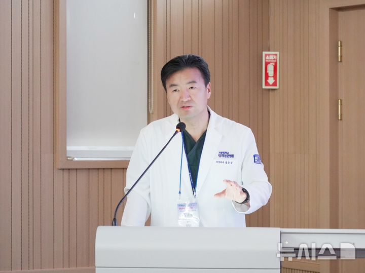 [인천=뉴시스] 장동규 인천성모병원 신경외과 교수가 급성뇌출혈연구회 창립총회 및 기념 심포지엄에서 연구회 설립 취지와 향후 비전을 발표하고 있다. (사진=인천성모병원 제공) 2026.08.18. photo@newsis.com