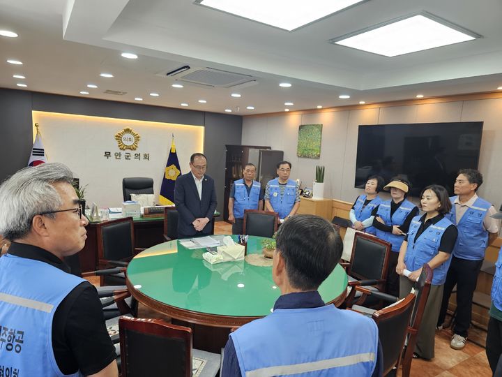 [무안=뉴시스] 12·29 무안공항 제주항공 유가족협의회가 18일 오전 전남광주 무안군의회 의장실에서 임윤택 의장과 면담을 진행하고 있다. (사진=유가족협의회 제공) 2026.08.18. photo@newsis.com *재판매 및 DB 금지