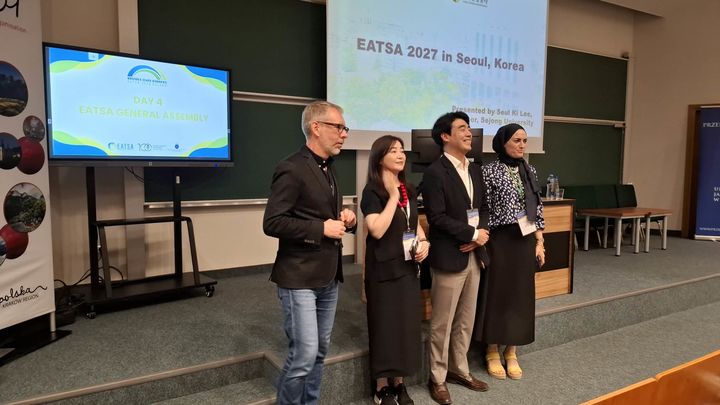 [서울=뉴시스] 폴란드에서 열린 '2026 제12차 EATSA 국제학술대회'에서 세종대 호텔관광대학 안영주(왼쪽에서 두 번째), 이슬기(왼쪽에서 세 번째) 교수가 2027년 국제학술대회 유치 활동을 진행했다. (사진=세종대 제공) 2026.08.18. photo@newsis.com *재판매 및 DB 금지