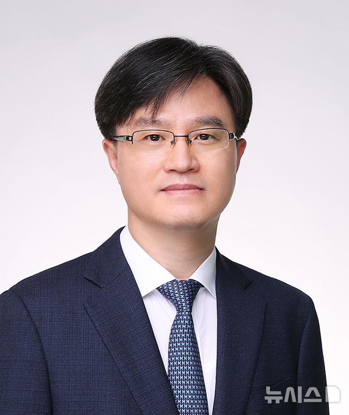[서울=뉴시스] 조희대 대법원장이 18일 노태악 전 대법관 후임 대법관으로 손봉기 대구지법 부장판사(60·사법연수원 22기)를 임명제청했다. 사진은 손 부장판사. (사진=대법원 제공) 2026.08.18. photo@newsis.com